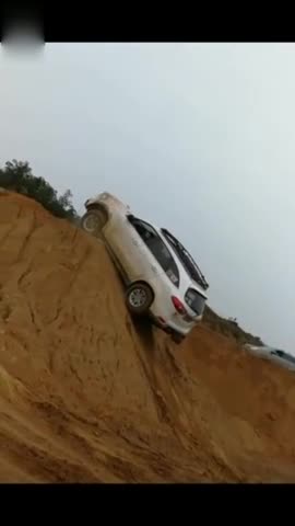 悲剧了, SUV沖坡挂上了