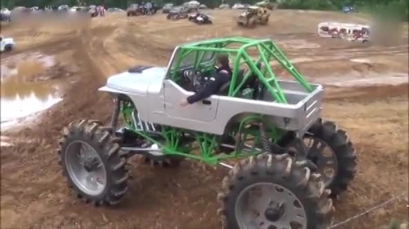 2000马力的泥地吉普！一脚油门，让你怀疑人生！太疯狂了