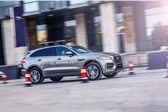 霍金点赞的品牌，首款SUV比卡宴还厉害，开它下赛道是怎样的感受