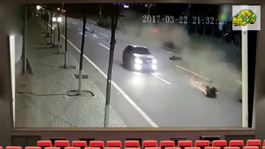 一个转弯一个直行 两辆SUV谁也不让谁 这是要比比谁更硬吗