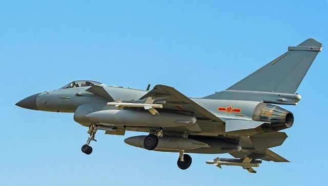 中国歼10C迎来巅峰!已经超越欧洲王牌,军迷这