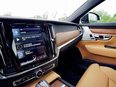 这车停在路上, 连开宝马的都忍不住多看几眼, 就是品牌效应差了点