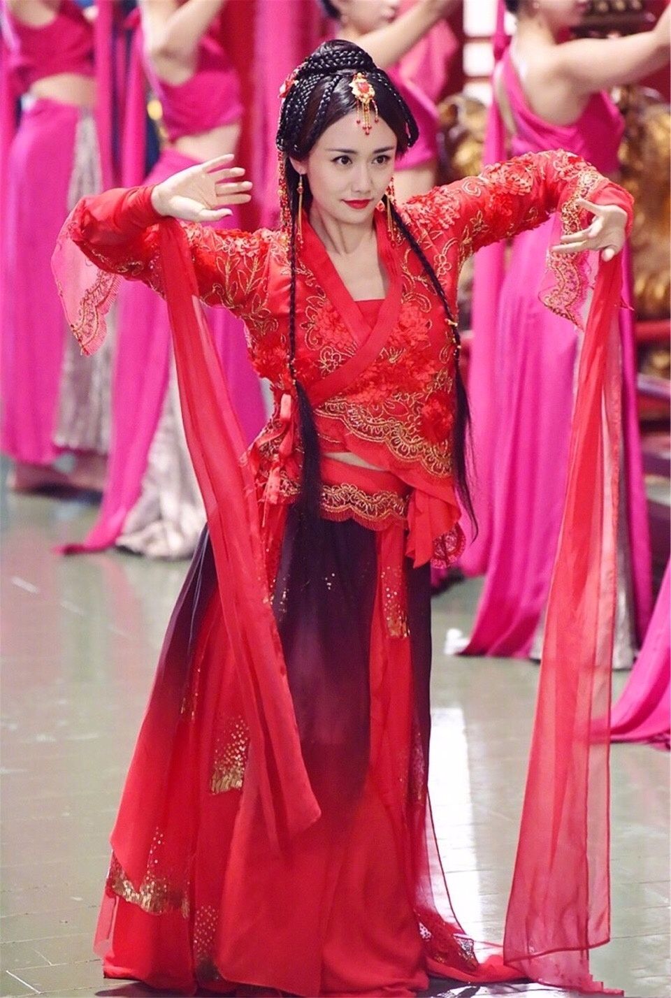 37岁刘芸中了什么魔?穿艳丽红衣跳舞真够"魅惑"