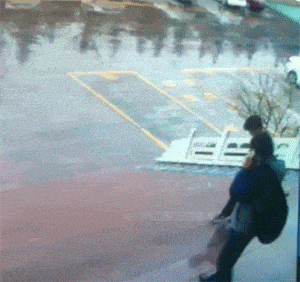 搞笑趣图:嘚瑟啊,帅哥!哈哈!