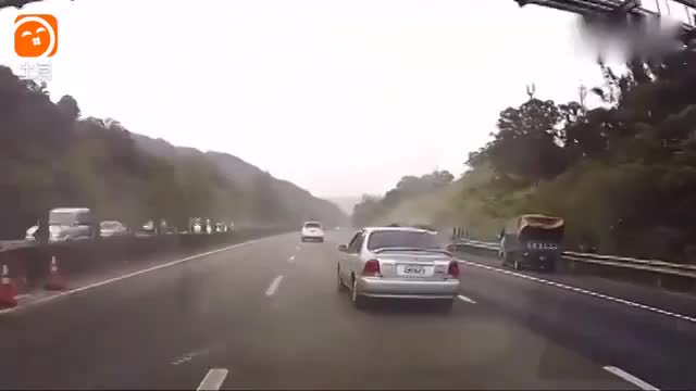 你好好开车就行了吗？这台SUV害惨了面包车！