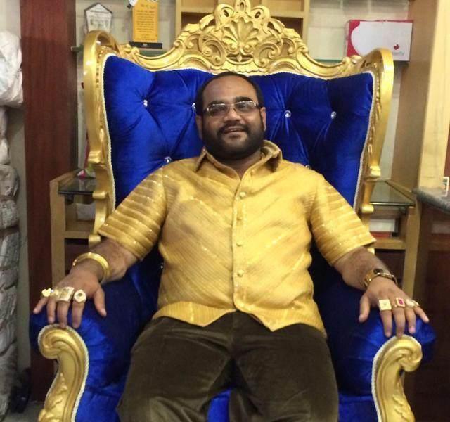 印度土豪生活奢靡,满地撒黄金,竟让几十个女佣轮番伺候!