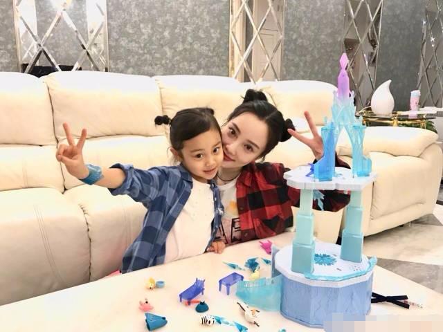 李小璐划破手故意撒娇喊疼，甜馨教育：能不能不要这么娇气？
