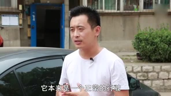 开车撞到闯红灯的电动车，到底要不要赔？交警判罚让很多车主称赞