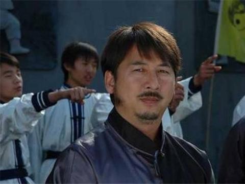 中国最佳导演，功夫不输成龙，因出演孙悟空被骂，今54才开上豪车