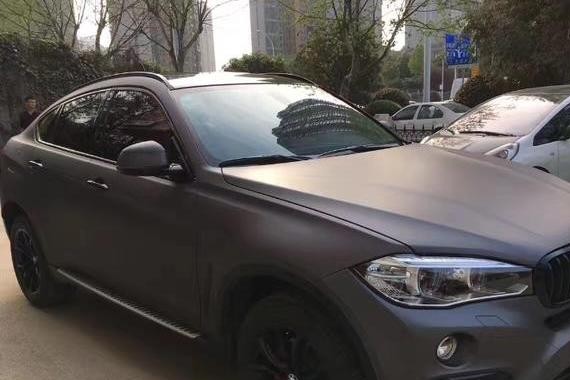 小伙怒提宝马X6后，又花两万改成这颜色，街头回头率100%