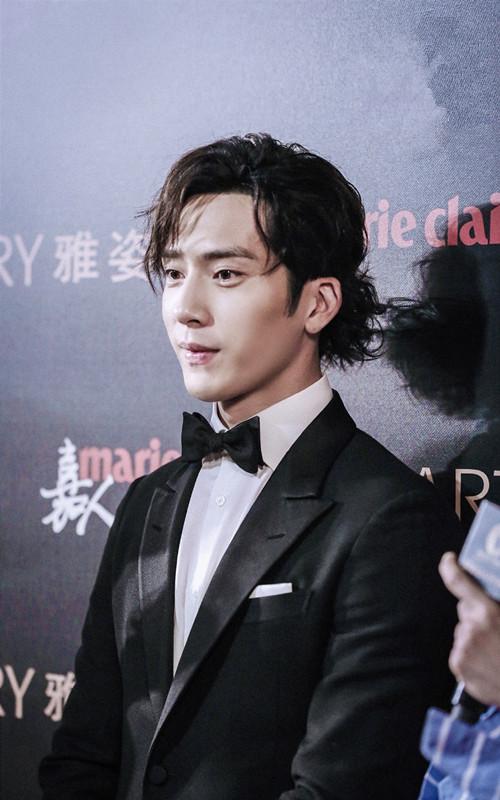 嘉人红毯唐嫣罗晋合体,杨幂工作室搞错礼服微