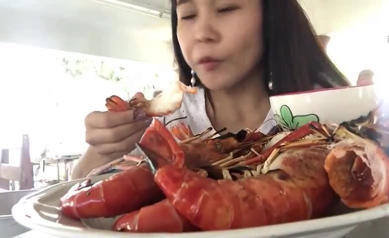 韩国美女吃大虾,剥开壳肉饱满又厚让人看的猛流口水