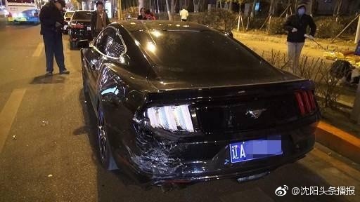 三车连撞车损超50万元 百万宾利负全责