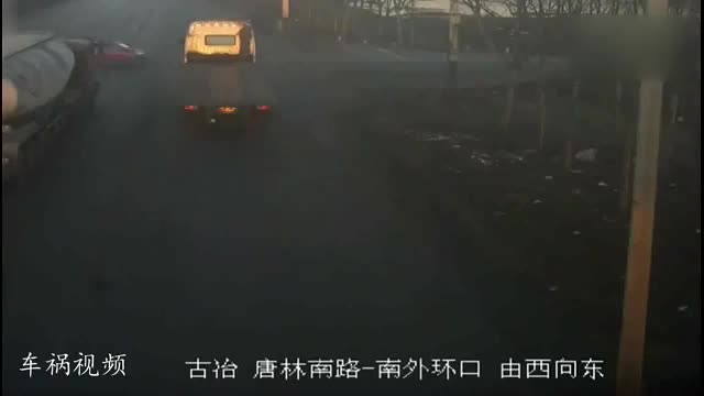 皮包铁的电动车在大货车面前有多脆弱，监控记录下这一镜头！