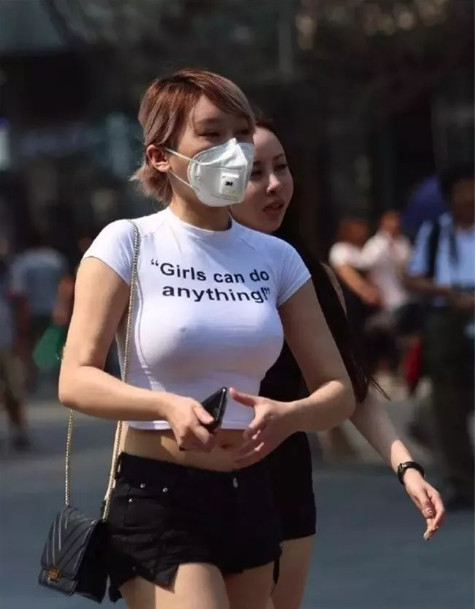 街拍时尚:口罩美女亮爆了，紧身T恤出门让人不敢直视