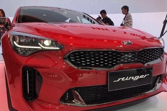 起亚Stinger上市，大众迈腾看完郁闷了：你是中大型车？