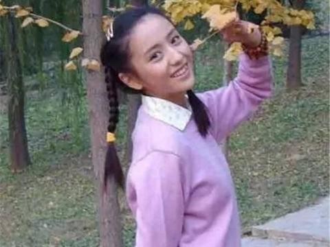 因长相遭导演嫌弃，丈夫还出轨，今33岁开上豪车，容貌如此美艳！