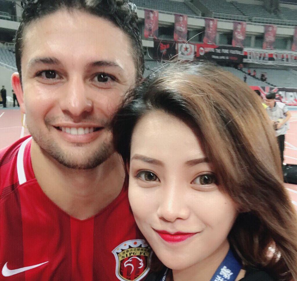 上港输球难掩美女记者美女被胡尔克风采踢中皮球1280图片