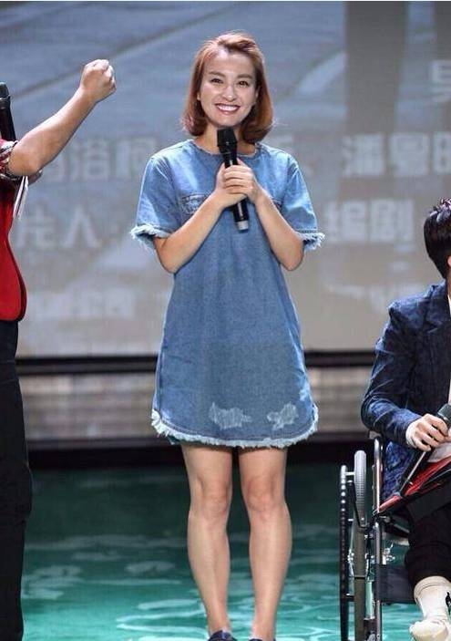 吴昕穿短裙，却被人发现她的小腿根本没瘦！