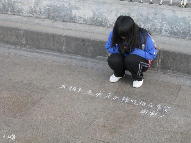 冬天到了,快大过年的,王五一个人走在街上,他啃着手中冷掉的包子,看到