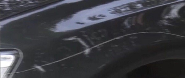 招谁惹谁了?宝山一小区近百辆车被恶意划伤,有