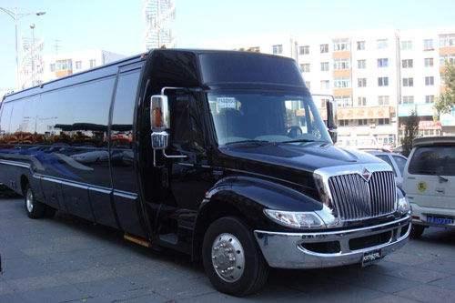 春晚小品王赵本山的房车,车长11.5米,奔驰和宾利在旁边像是玩具