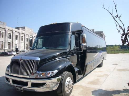 春晚小品王赵本山的房车,车长11.5米,奔驰和宾利在旁边像是玩具-手机