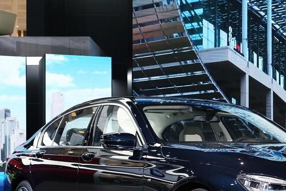 广州车展，宝马奔驰特别版展车对比，除了价格一切都好