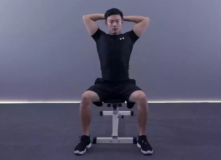 挺伸前臂时切勿摆动上臂,坐在凳上腰部挺直保持坐姿.