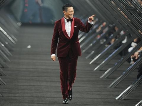 他曾是越南难民，演技身价不输周润发，千万座驾派头十足