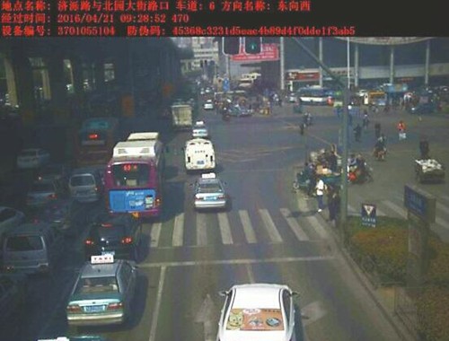 车后挡风玻璃贴广告，安全隐患需警惕