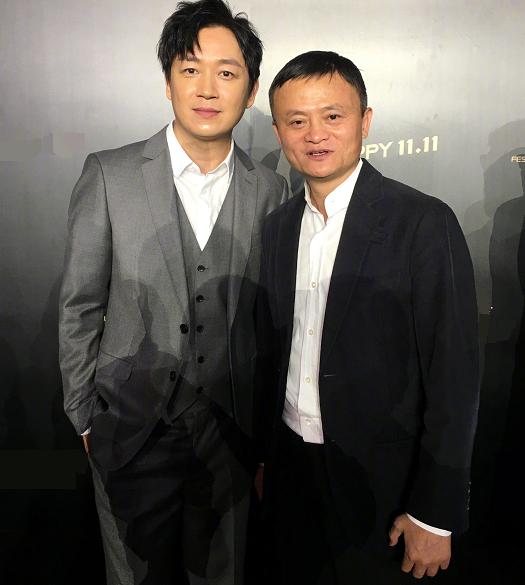 潘粤明当年落魄无人问,如今爆红后,找他合影的