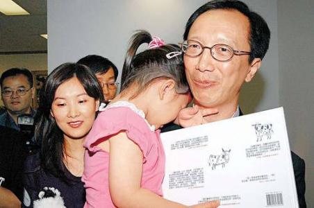 伏明霞为啥嫁给梁锦松, 她亲口说出原因!