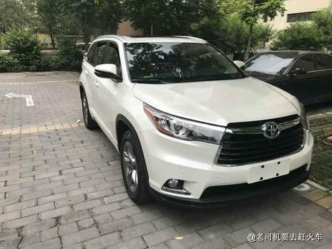 小伙狠狠心25万喜提17款汉兰达，准丈母娘坐进去说了句“心里话”