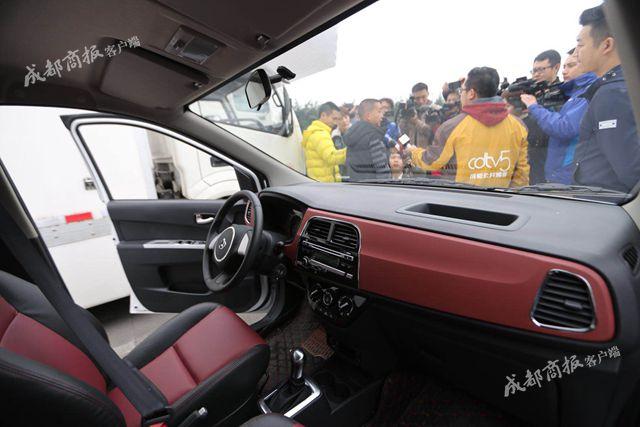 川AD00918 四川首块新能源汽车号牌被他领走