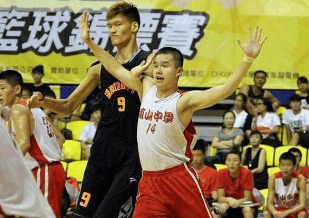天赋奇才!两大篮球少年不到18身高超2米2 望成