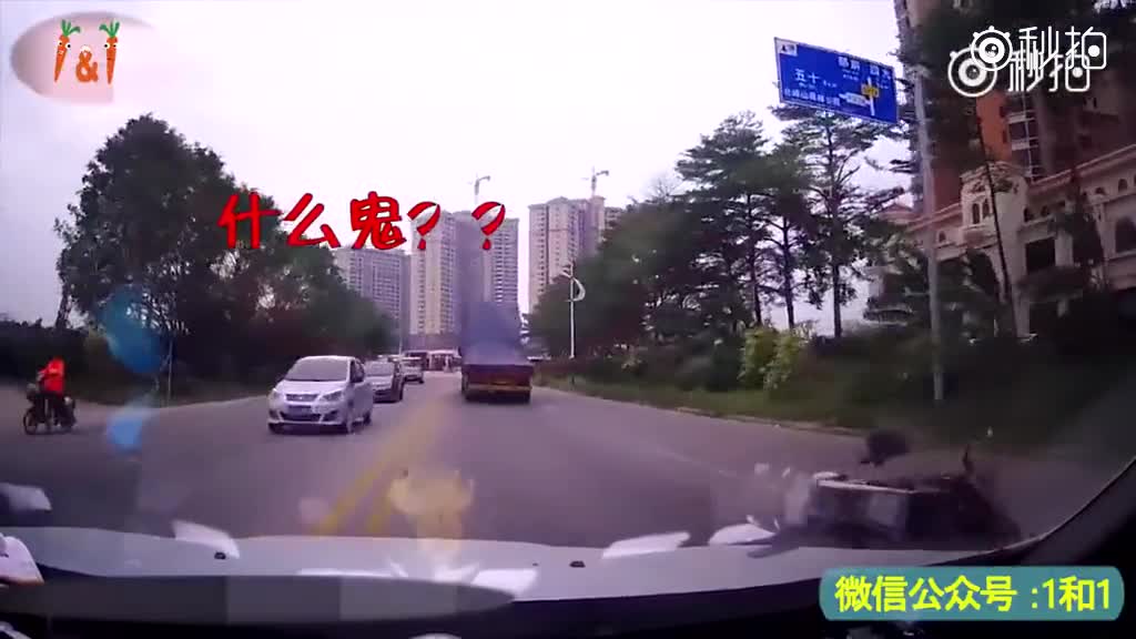 电动车爆笑上演挑衅大货车，下场很明显！