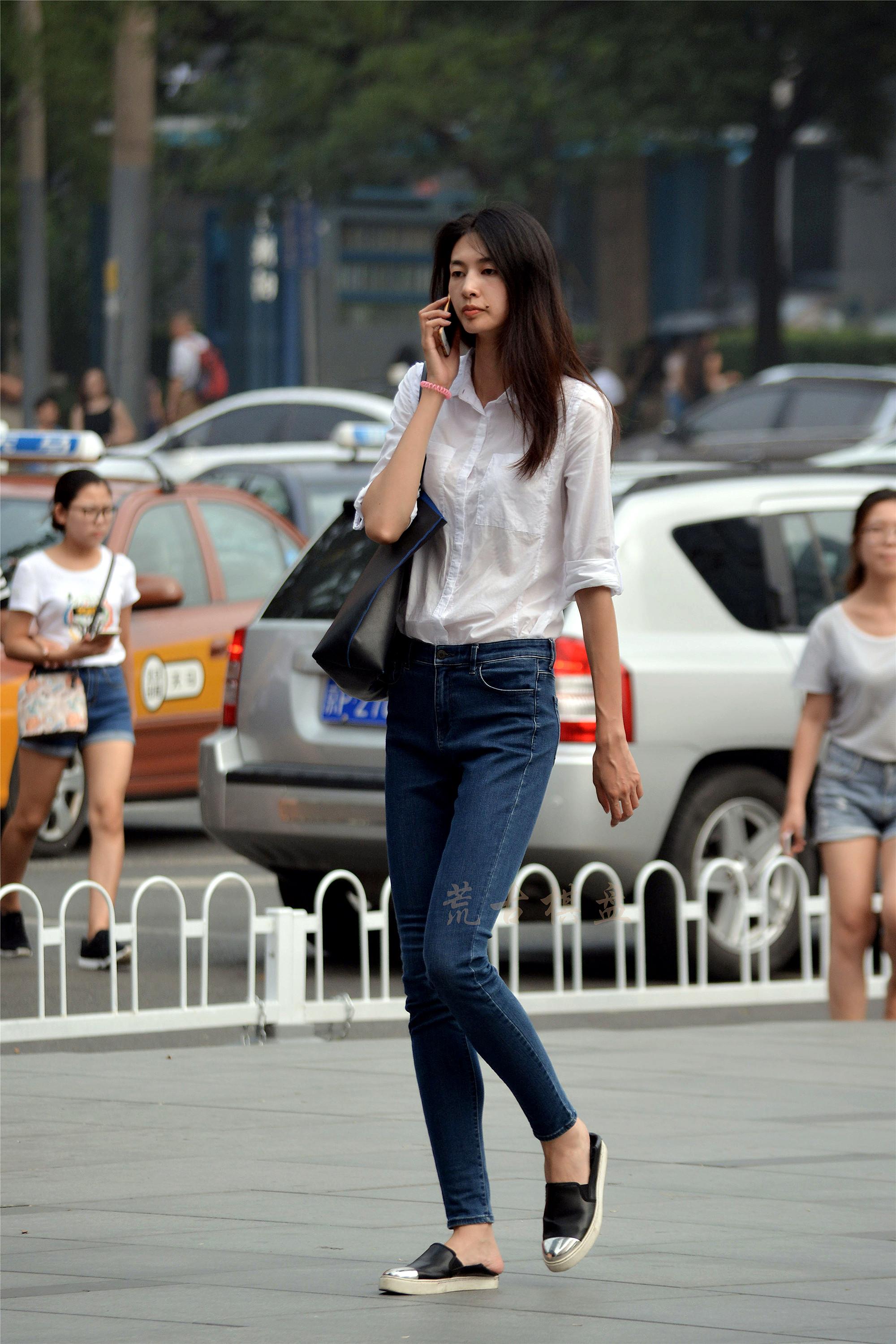街拍:1米8以上的模特小姐姐逛街，你看她的细腿有多长