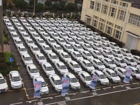 豪送100台车价值近千万,浙江老板大手笔奖励员工,网友:中国好老板