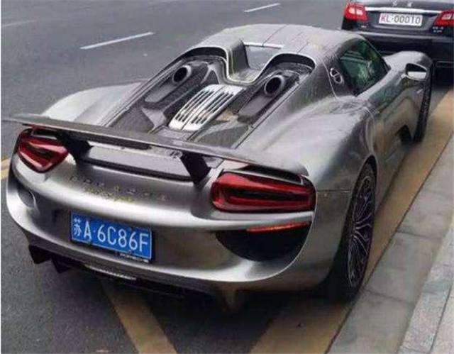 豪车,疑似是一辆凯迪拉克,车牌号