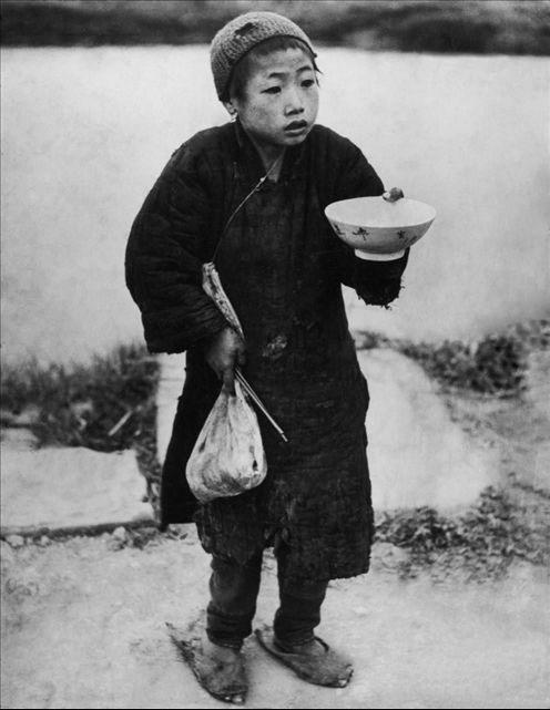 1942年的中国，灾民真的是穷到吃土，超过300万人饿死