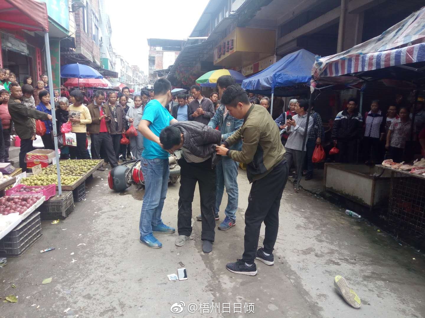 龙圩民警抓捕疑犯遭激烈反抗