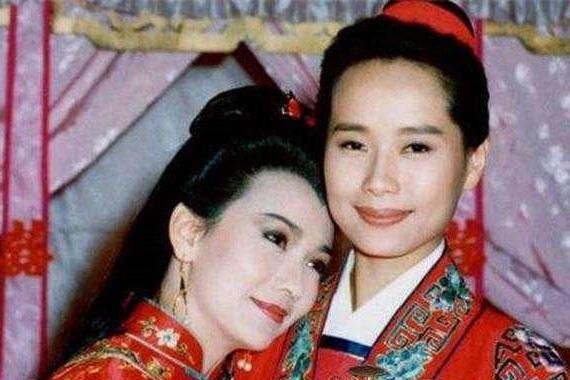 “许仙”叶童55岁颜值依旧，出门开私人豪车出行！