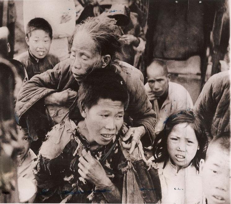 1942年的中国，灾民真的是穷到吃土，超过300万人饿死