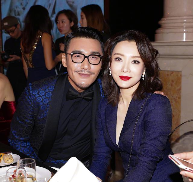 40岁陈数与胡兵合影像兄妹,深v装尽显女人味,与老公花式秀恩爱