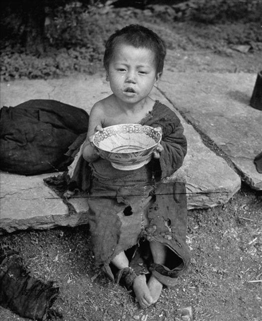 1942年的中国，灾民真的是穷到吃土，超过300万人饿死