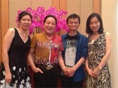 他是马云的师傅拜师费500万，豪华座驾全靠徒弟赠送！