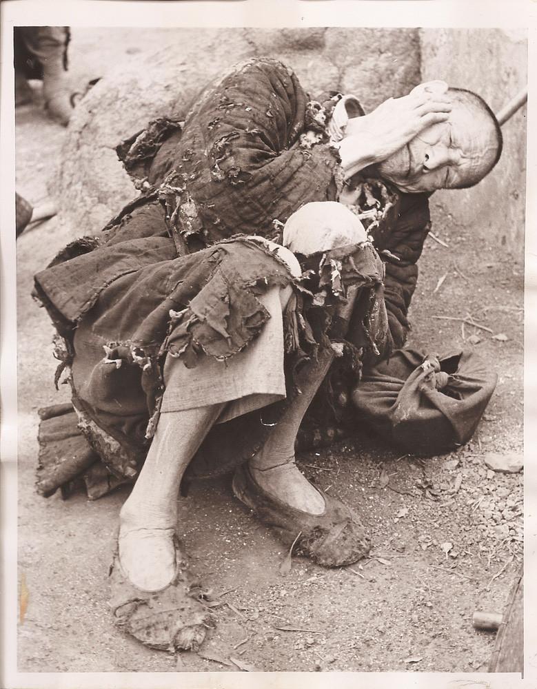 1942年的中国，灾民真的是穷到吃土，超过300万人饿死