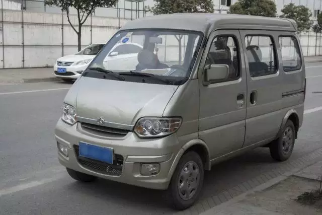 【突发】广州车展95后妹子举牌抵制面包车,