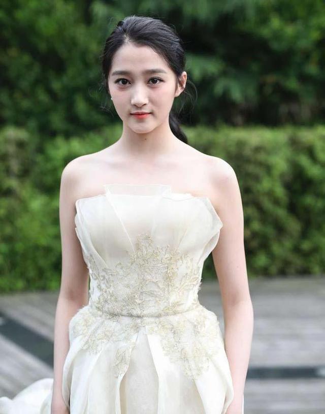 比如赵丽颖,迪丽热巴,杨幂,angelababy,关晓彤等,难分上下